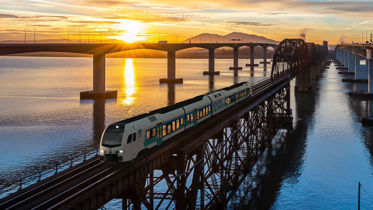 CaltransHQ's tweet photo. California leads in clean transportation, continues to expand zero-emission hydrogen-powered passenger rail fleet. 🚈🚝🛤️ Read more: https://t.co/hGJ8nvO0WT
#trains #zeroemission #rebuildingca https://t.co/OIkeXL38WW