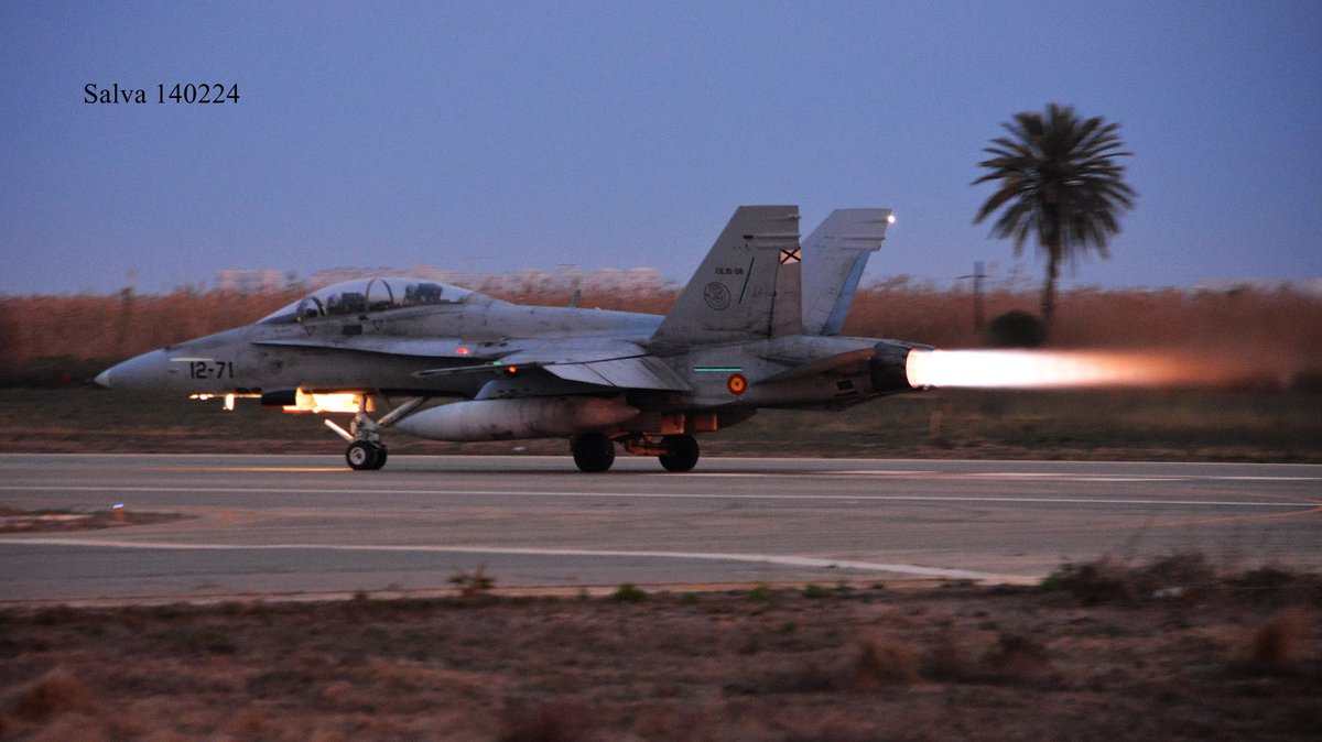 Hoy uno de los McDonnell Douglas EF-18B(M) "Ebro" del #Ala15 ha pasado el día en la #BASanJavier, se ha marchado al anochecer. Como curiosidad observar que lleva el indicativo del #Ala12 y el emblema del #Ala15. Muchísimas gracias por los saludos. <a href="/EjercitoAire/">Ejército del Aire y del Espacio</a>. <a href="/SpottersMurcia/">Spotters Murcia</a>