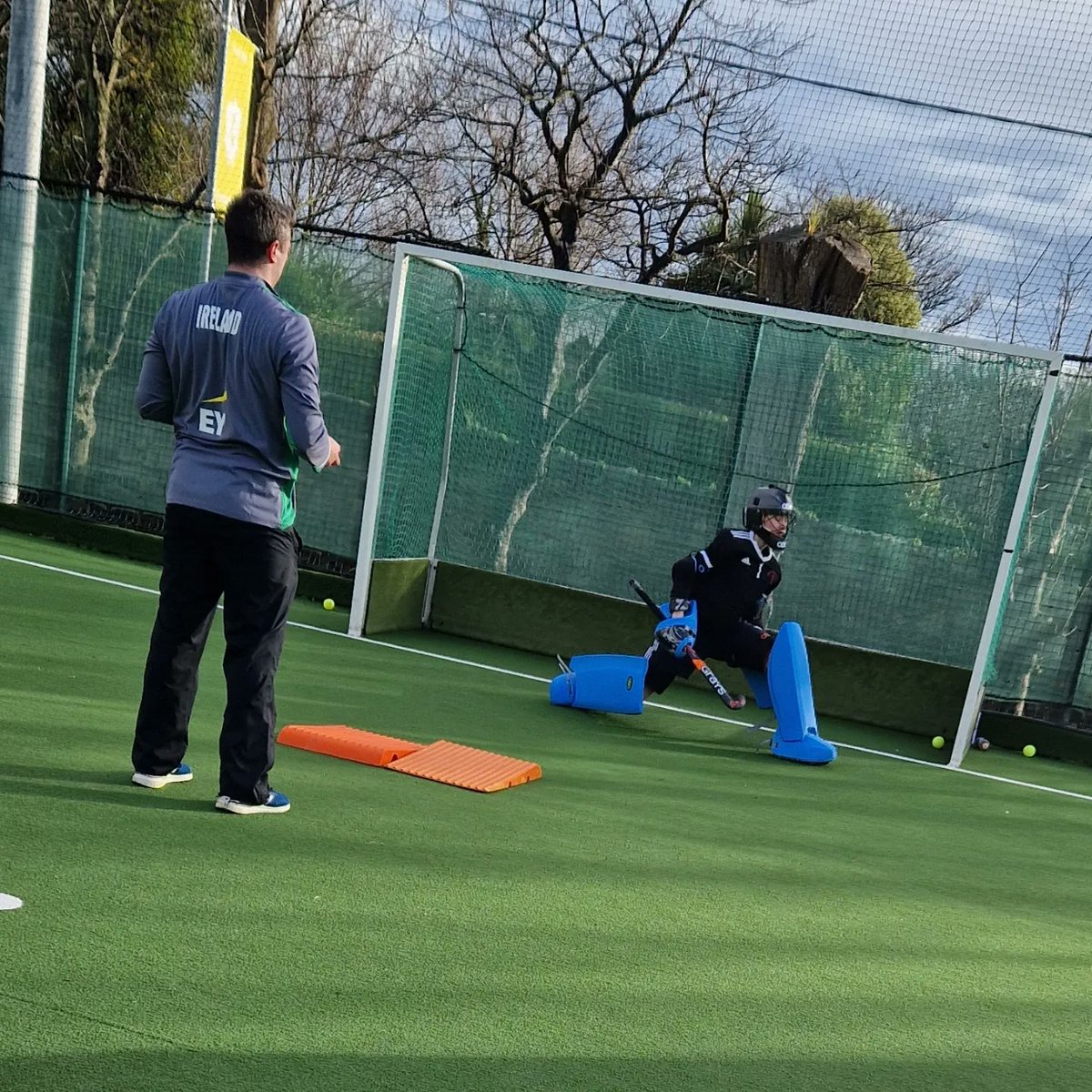 Shout out to @DFitzy23 for training or goalies today. A great session for all the girls. #IrishHockey #represent #girlsingreen #RoadToGranada