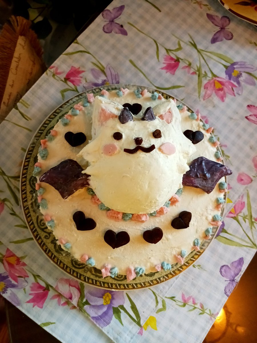 cocoapixels's tweet image. Hi Fuwamoco! I was making this ice cream cake for you until something strange emerged from the frosting and ate the decorations on the cake! I hope you like it anyways. #FWMCMORNING