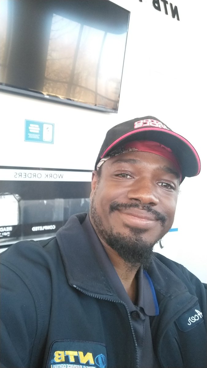 thebestcosts's tweet photo. At work like wtf bored #gaymechanic #gay #handsomeandmanly #bears #bearchaser #cub #beardedbears #beardedcub #nofilter #DMV #DMVfreaks #dmvmeetups #dc #va #md https://t.co/RXw6IsqD6I