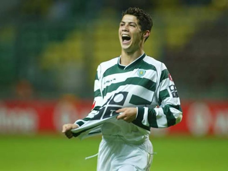 Cr7stianismo_'s tweet photo. 🚨Ya que hoy Cristiano Ronaldo ha batido el récord histórico de marcar gol durante 22 años consecutivos.

Voy a hacer un HILO:

¿CÓMO HA CAMBIADO EL MUNDO DEL FÚTBOL DESDE HACE 22 AÑOS HASTA HOY?

La longevidad del mejor jugador de la historia🐐 https://t.co/Mi2USrdZ7j