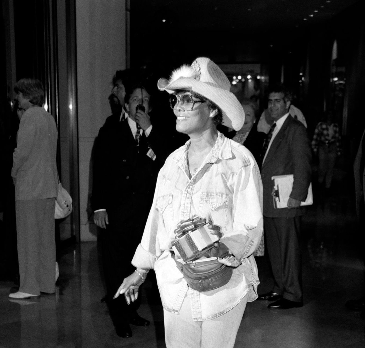 “This ain’t JERSEY! Ain’t no hold’em, so lay your cards down, down, down, down.” 🎶 🤠