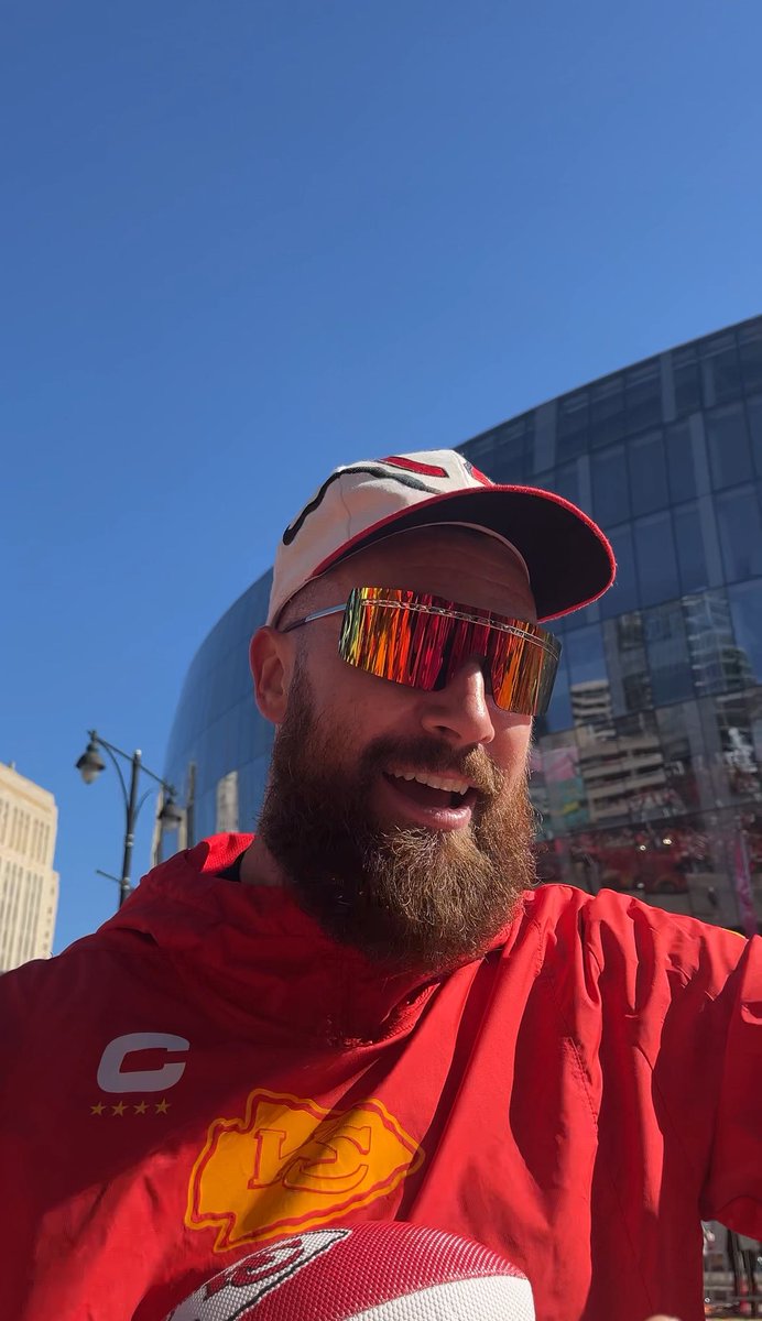 swftsgetawaycar's tweet photo. spotted a familiar face at the chiefs parade today https://t.co/yA8h9p4r1H