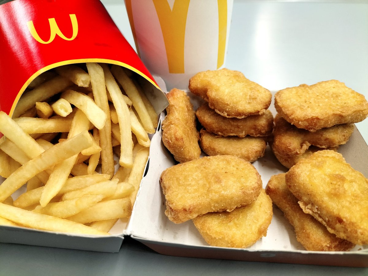 MsRose524's tweet photo. Happy Valentine's from @McDonaldsUK 11 nuggets in a 9 box ❤️💛 https://t.co/tEwciH9dVM