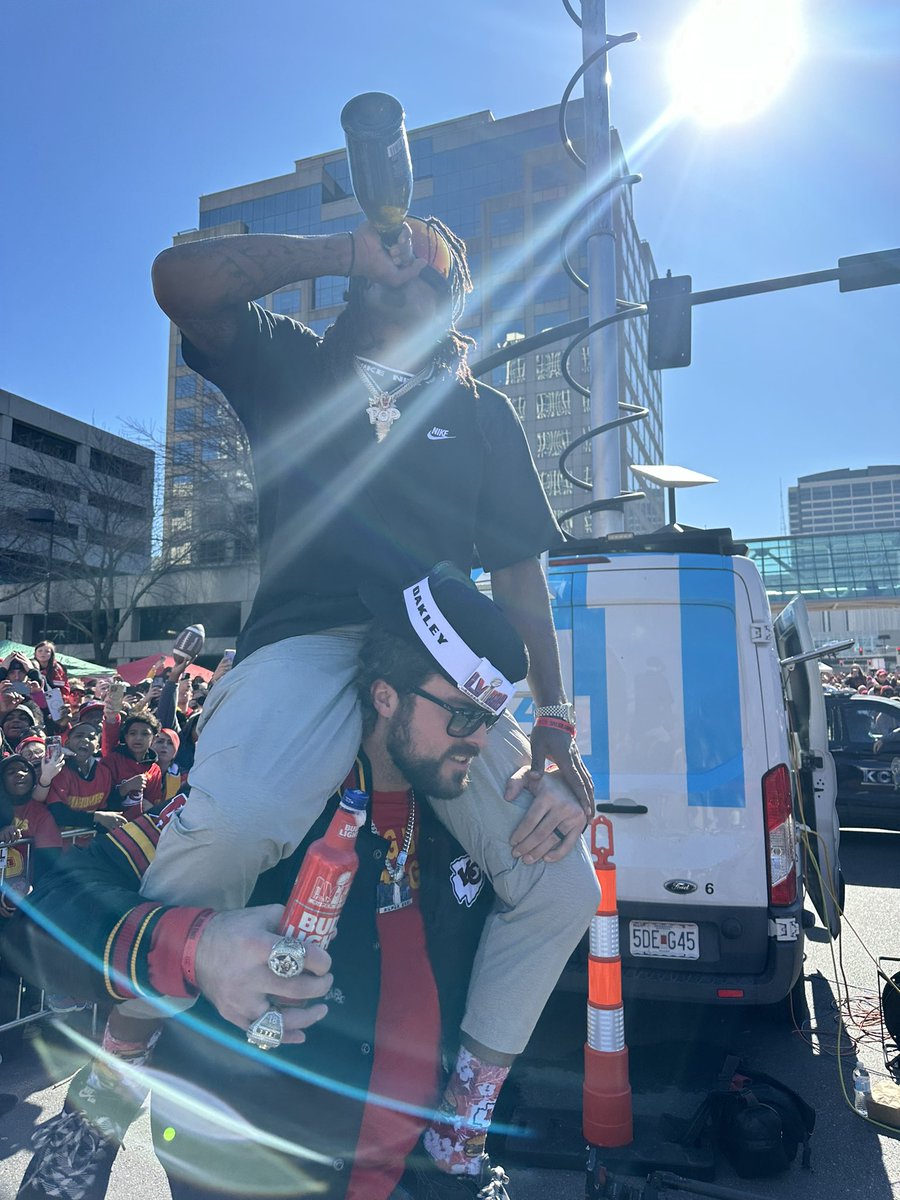 aaronladdtv's tweet photo. Isiah Pacheco chugging on Blake Bell’s shoulders https://t.co/9p55UnykJr