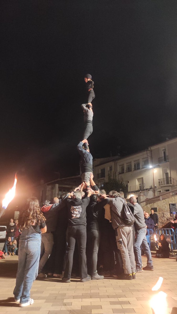 Pilar de dol a l'enterrament de la sardina #Vacarisses #PotesRoges #Castellers #Colla