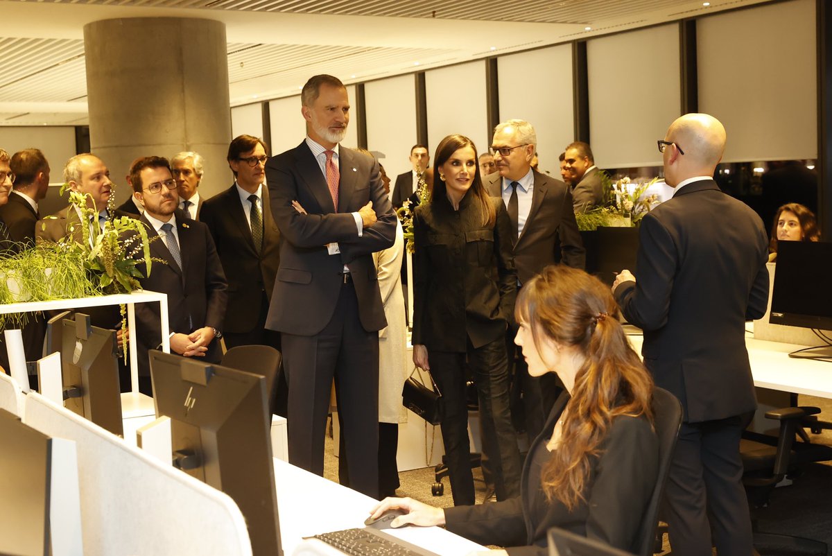 CasaReal's tweet photo. Recorrido de los Reyes por las instalaciones de la segunda torre de la compañía Puig:

🔹Fab Lab y Testing de producto
🔹Laboratorio
🔹Centro de I+D
🔹Air Parfum

➡️https://t.co/i4Nf96XSWu https://t.co/WnSSg7h8uo