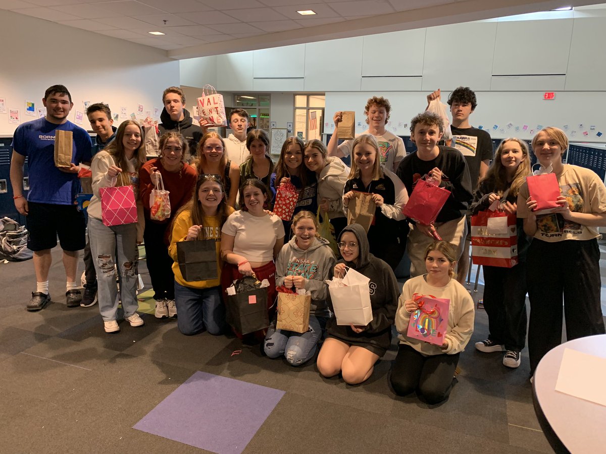 redbootsbaby's tweet photo. My Valentines are working hard today. Team captains organized & scheduled event focus groups for today. Pizza party for lunch & Secret Speech Valentines exchange before they get back to work & I head to my classroom to work. #MHSspeech #workday #peermentoring https://t.co/3ocWSTEg1z