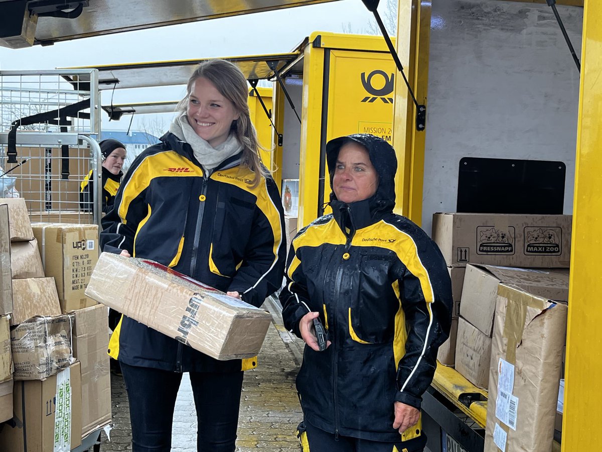 Deutsche Post und DHL News für BE, BB, ST und SN (@dpdhl_ber) on Twitter photo Vielen Dank für den Besuch, <a href="/sonjaeichwede/">sonjaeichwede</a>! Im Zustellstützpunkt Brück hat sich die SPD-Bundestagsabgeordnete über die <a href="/DeutschePostDHL/">Deutsche Post und DHL News</a> informiert und war auch während der Zustellung dabei. 💪👍📯 Vielen Dank für den Besuch, <a href="/sonjaeichwede/">sonjaeichwede</a>! Im Zustellstützpunkt Brück hat sich die SPD-Bundestagsabgeordnete über die <a href="/DeutschePostDHL/">Deutsche Post und DHL News</a> informiert und war auch während der Zustellung dabei. 💪👍📯