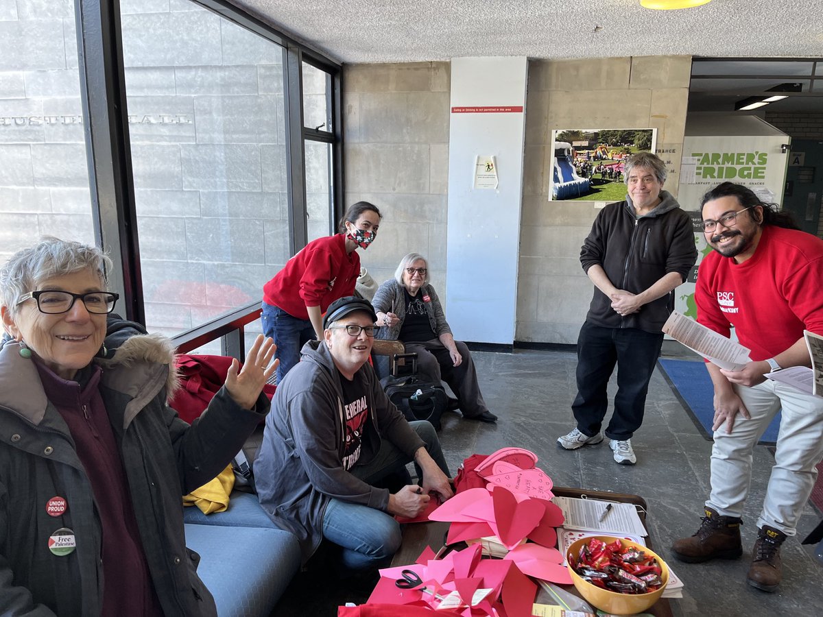SChenHayes's tweet photo. Happy #ValentinesDay from @PSC_CUNY @LehmanCollege. We left 💌 💝 💘 on the doors of @LehmanPresident with our contract demands! #ContractNow #RealRaises #FreeCUNY! @PSC_CUNY_HEO @RanknFileAction @cunyonstrike @cuny4p https://t.co/HQ7S2EayyP