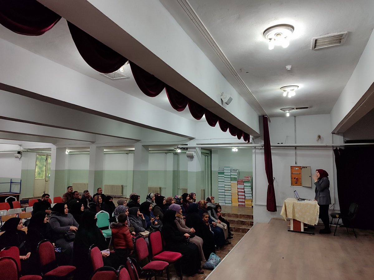 fatihilkorta's tweet photo. Okul psikolojik danışmanım��z Esmanur DAYAPOĞLU çağımızın en büyük problemlerinden olan "Teknoloji Bağımlılığı"ile ilgili velilerimize bilgilendirme semineri düzenledi. @Erzurum_Mem @horasanmem25 @s__karakurt https://t.co/bLMqWBCjeT