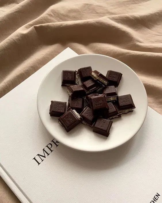 THEBEASTOFHXLL's tweet photo. ──── Le ha comprado chocolates a @Hunterrandary y ya que esta le pega un morreo ──── . https://t.co/p3WBJmDtf6