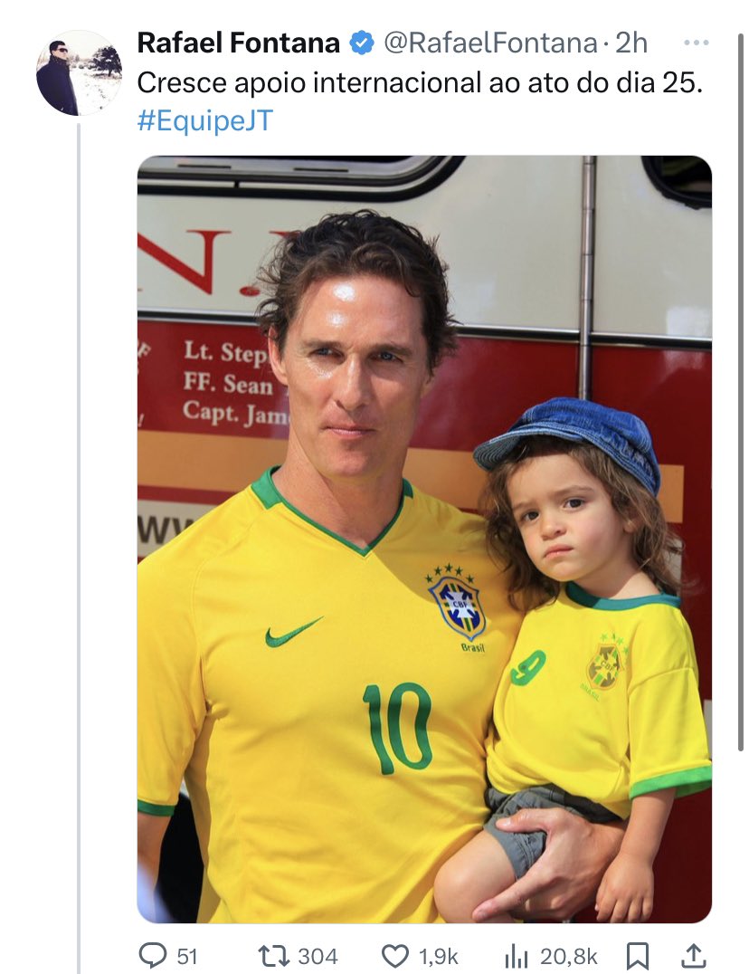 GugaNoblat's tweet photo. Cadê a notinha da comunidade no post desse reprodutor de fake news? O cara pega uma foto de um ator americano de 2018, que é casado com uma modelo brasileira e torcia para o Brasil na Copa, e espalha como se fosse uma convocação para a manifestação do Bolsonaro. E ainda se diz “jornalista” no perfil. É só mais um troll da internet à serviço do Bolsonaro espalhando mentira. E nada de notinha do Twitter como sempre. Vem ver isso aqui, @McConaughey.