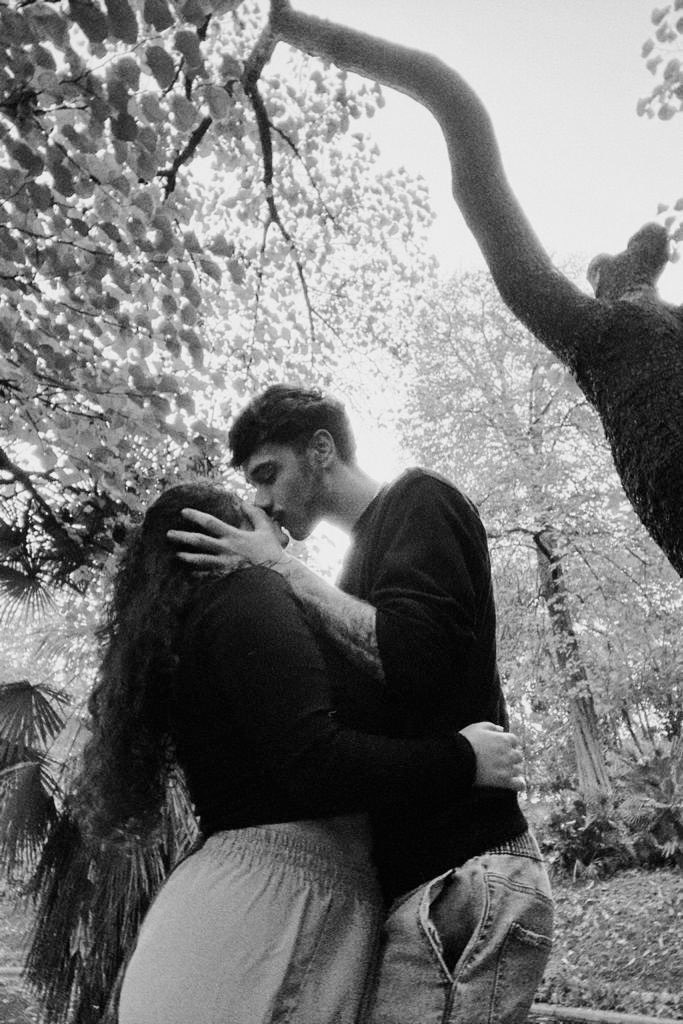 Quien se queda a finalizar contigo tus días y siempre los mejora. Quien te mide la fiebre durante toda una noche. Quien no le importa cederte el asiento. Quien quiere comerse el mundo, pero solo si tu vas de su mano.

Eres mi mejor compañero, te amo en esta y en todas mis vidas🩵