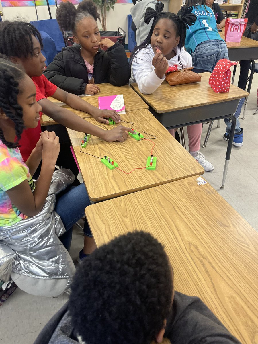iva_ivjackson's tweet photo. @UofSC “tall teachers” explore circuits with “small teachers.” @RichlandTwo @Killian_STEAM Thanks Dr. Thompson for letting your students collaborate with our 4th grade scientists! @franklinscsu @marlena_council @MEvans_KES @KimberlyMSmalls https://t.co/mvn59aVJld