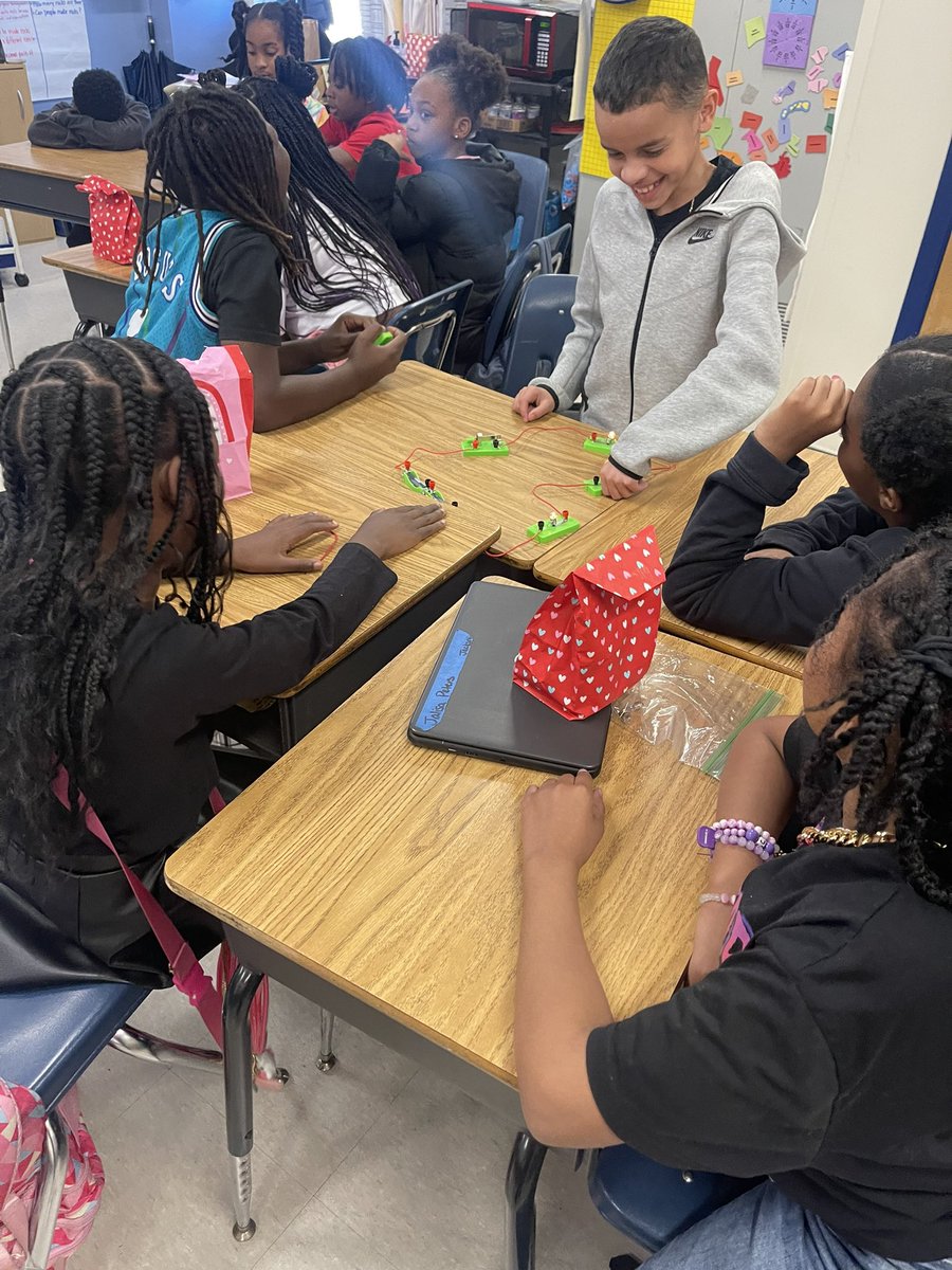 iva_ivjackson's tweet photo. @UofSC “tall teachers” explore circuits with “small teachers.” @RichlandTwo @Killian_STEAM Thanks Dr. Thompson for letting your students collaborate with our 4th grade scientists! @franklinscsu @marlena_council @MEvans_KES @KimberlyMSmalls https://t.co/mvn59aVJld