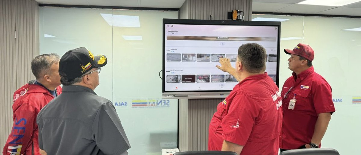 jdavidcabello's tweet photo. Hoy #14Feb siguiendo instrucciones del Pdte. @NicolasMaduro, me encuentro en la Aduana Principal La Guaira, donde se puso en funcionamiento la Sala Interactiva Aduanera Hugo Chávez, la cual permitirá realizar análisis y evaluación, reduciendo los tiempos de las operaciones. https://t.co/UpDIF0DbXn