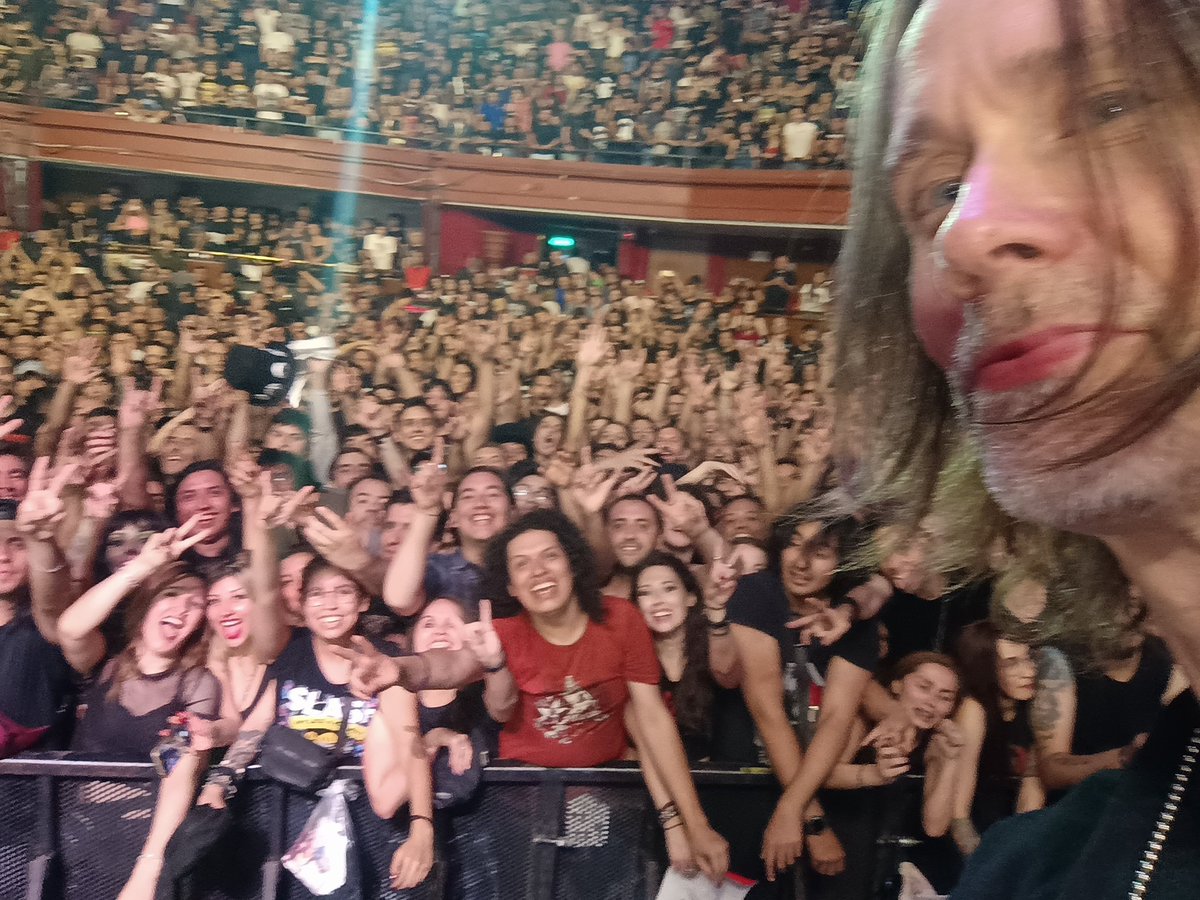 Thank you <a href="/MylesKennedy/">Myles Kennedy</a> for the selfie 😜
Last night in Chile with smkc 🤘🏻

#MylesKennedy #SMKC