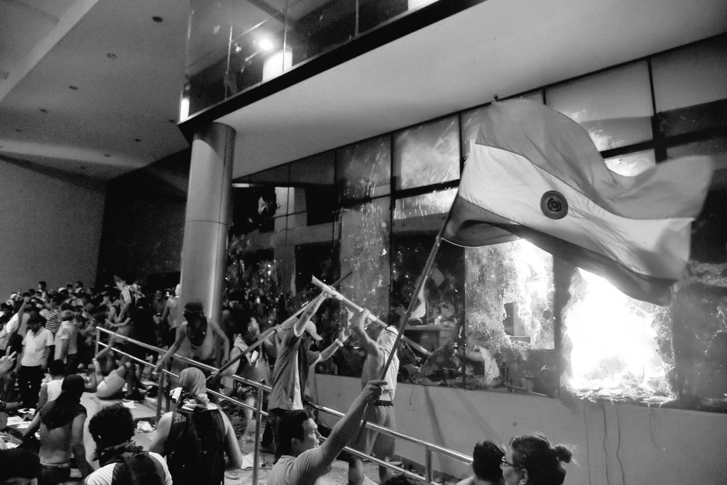 "Los que hacen la revolución pacífica imposible, harán inevitable la revolución violenta."
JFK