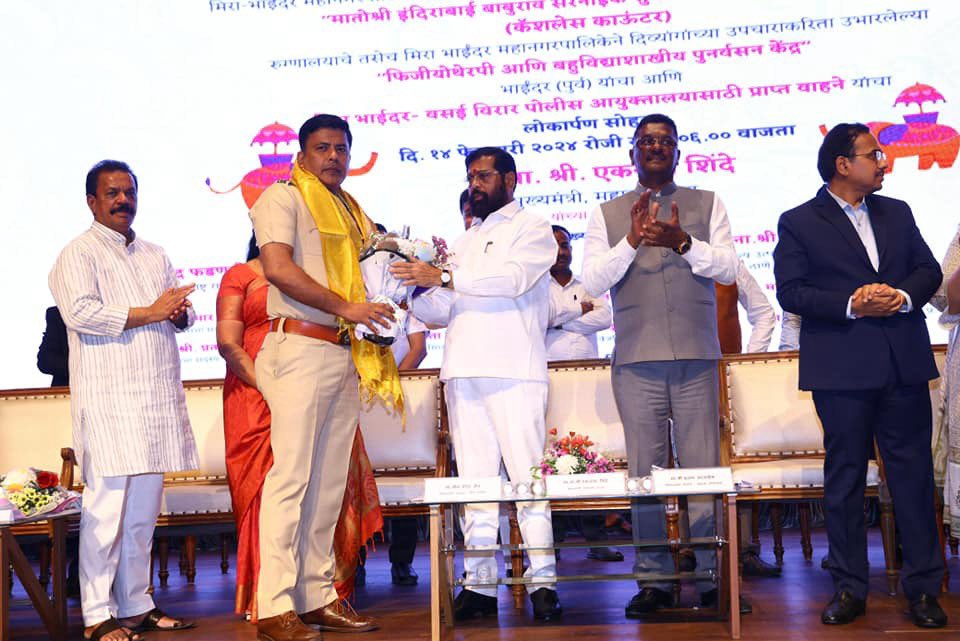 mieknathshinde's tweet photo. २१ जानेवारीच्या रात्री वेळीच योग्य दक्षता दाखवत कायदा आणि सुव्यवस्था राखल्याबद्दल पोलीस आयुक्त मधुकर पांडे यांचा तर सजग राहून पत्रकारिता केल्याबद्दल मीरा भाईंदरमधील पत्रकारांचा विशेष सन्मान करण्यात आला. https://t.co/SfDI0EADkd