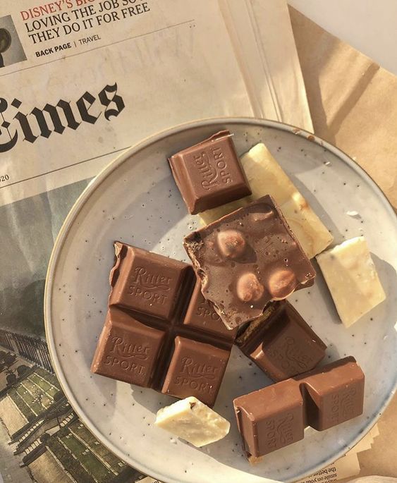 THEBEASTOFHXLL's tweet photo. ──── Ha traído chocolates para @CP0Commander ──── . https://t.co/6IZyAswBKs