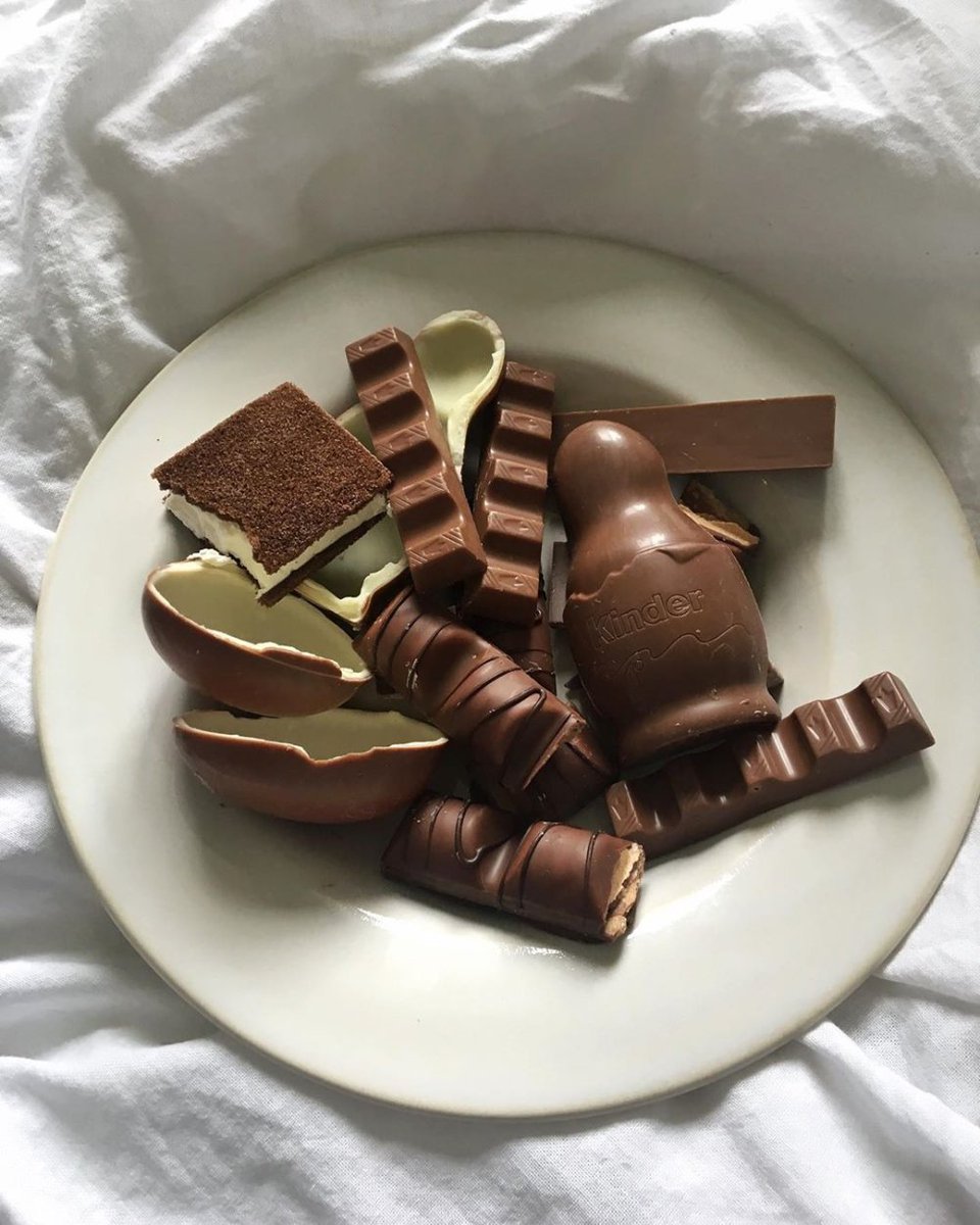 THEBEASTOFHXLL's tweet photo. ──── También le deja chocolates a @Morganainomi ──── . https://t.co/0ZQkmWIvy4