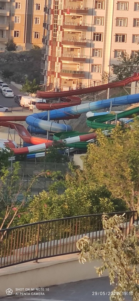 Bu Parkın adı "YAŞAM PARK" ancak, maalesef bu Park, resmen Çürümeye terk edilmiş gibi (!) Binalar, WC'ler, Havuzların bu durumu iyi mi?’’ ifadelerini kullandılar.<a href="/MetinBaydilli/">Metin BAYDİLLİ</a> <a href="/Karakoprubel/">Karaköprü Belediyesi</a> <a href="/RTErdogan/">Recep Tayyip Erdoğan</a> <a href="/akpartiurfa/">AK PARTİ ŞANLIURFA</a>