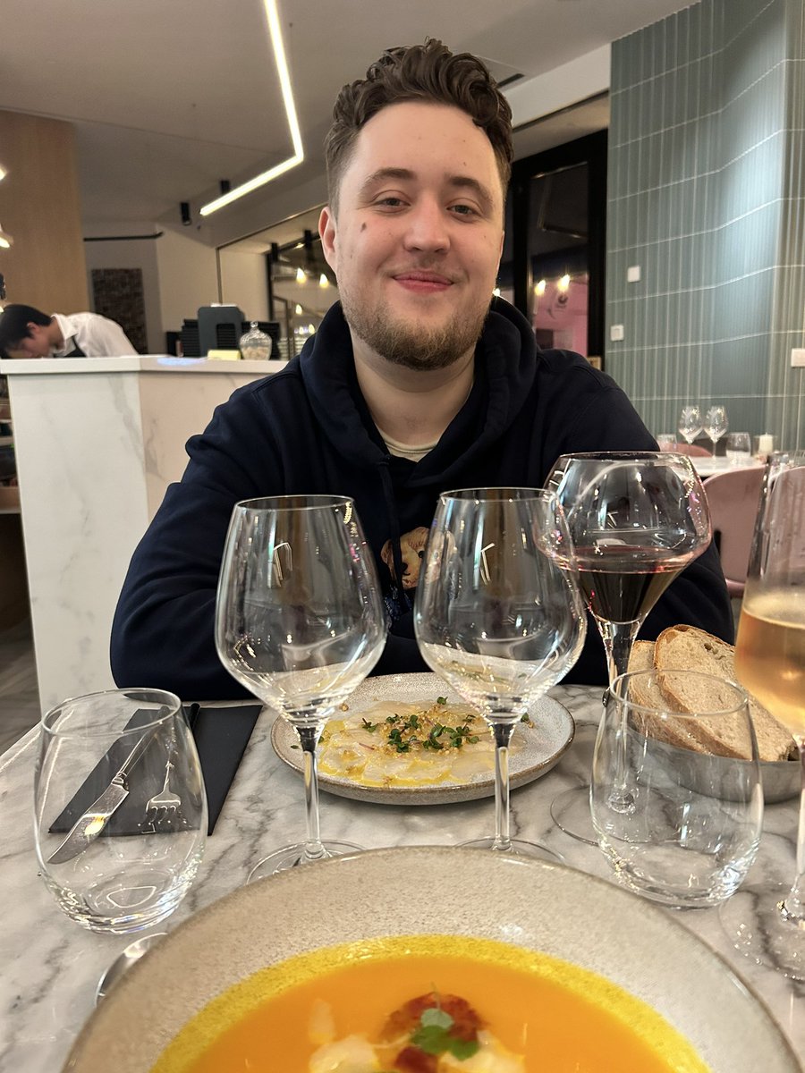 Minaleyy tweet media