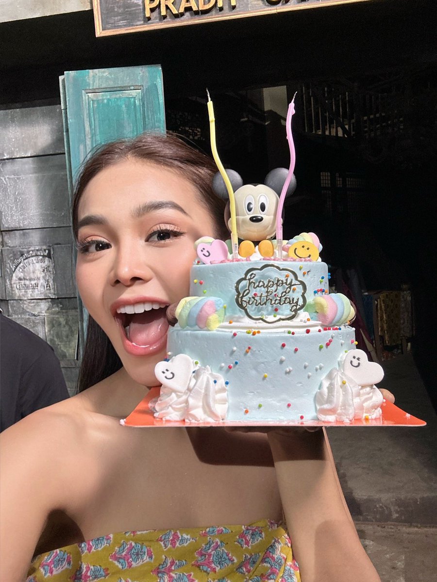 engfadom's tweet photo. เค้กก้อนแรกจากทีมกองละคร บางกอกคณิกา ขอขอบคุณพี่ๆทุกคนที่เอ็นดูอิงฟ้าด้วยนะค้า น่ารักกันสุดๆเลย 

 #HappyENGFADays29th
@EWaraha https://t.co/auCUwCUrjq
