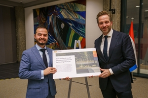 Sinan Özkaya biedt Hugo de Jonge, minister van Binnenlandse Zaken en Koninkrijksrelaties, de profielschets voor de nieuwe commissaris aan. voor meer info zuid-holland.nl/politiek-bestu…