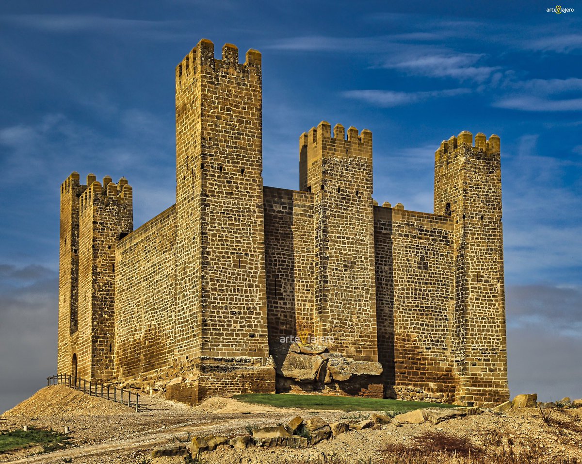 El Castillo de Sádaba, uno de los grandes hitos monumentales de la Comarca de las Cinco Villas (Zaragoza, #Aragón). Todavía conserva algunos elementos arquitectónicos que se remontan al S. XIII
#FelizMiercoles #photograghy