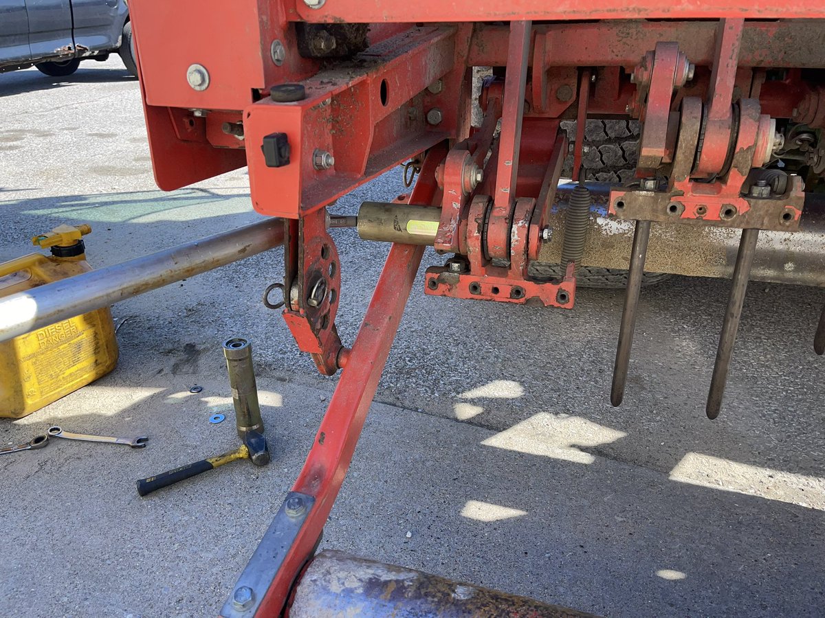 kyle_strojny's tweet photo. If you know you know! lol wow that is not easy to get off without Wiedenmanns special tool!! Thank god for @BryanEpland lending me his tool to install the pin and head back. But done until that gets here!! https://t.co/jxCGGKIPqR