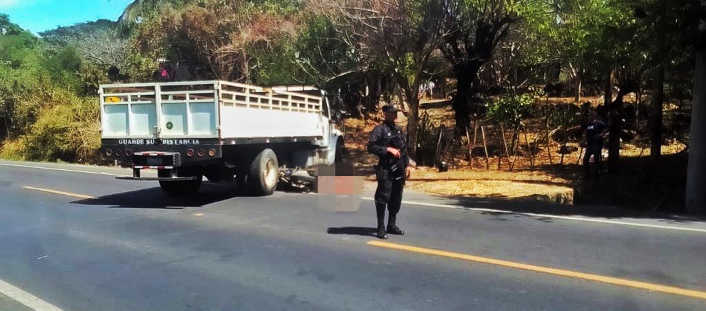 #TráficoSV | La PNC informó que un motociclista falleció, luego de colisionar contra un camión, en las cercanías del desvío El Manguito, cantón El Havillal, San Miguel. Las autoridades hacen un llamado a manejar con precaución.