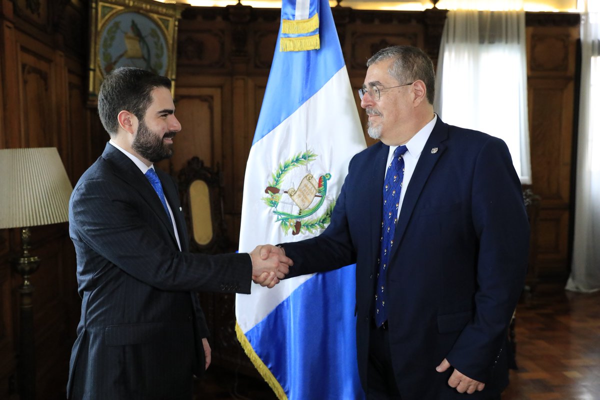 GuatemalaGob's tweet photo. Hemos juramentado a @santipalomov como titular de la Comisión Nacional contra la Corrupción. Su trabajo será fundamental para liderar la investigación y el combate a la corrupción, asegurando la transparencia en las instituciones del Estado. https://t.co/hONbU3ckPG