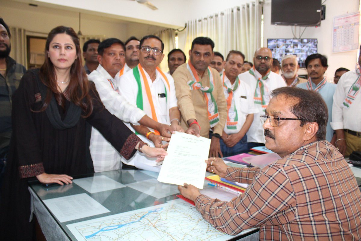 mumtazpatels's tweet photo. Despite @bjp4gujarat in power for last 30 years..the common man still suffers all across for basic civic amenities.Ankleshwar Taluka Congress Committee presented a memorandum of issues of public interest to the mamlatdar&amp; enjoyed ‘चाय पे चर्चा ‘afterwards ! @incindia @incgujarat https://t.co/OflsmqirKK