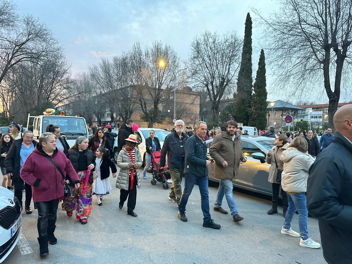 CARNAVAL |
Posteriormente ha tenido lugar el pasacalles que ha partido de la calle Jiménez de Quesada hasta llegar al Camino del Juncal. 

Frente al TEAR se ha procedido al entierro de la sardina del Distrito II y al lanzamiento de fuegos artificiales.