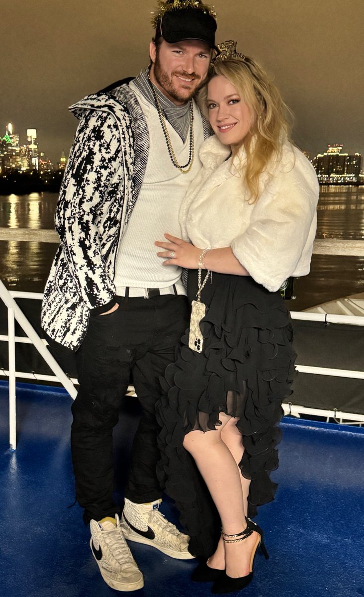 NightFoxx tweet media