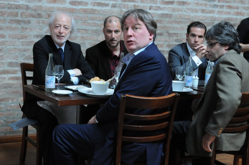 <a href="/leosarro/">leo sarro press</a> La Intendenta #Cosse viene mostrando varias caras de su personalidad. Desde una gastadora compulsiva ( gasto el doble en publicidad de Antel en comparación con otros gobiernos del #FA), mala gestora (presupuesto la construcción del AntelArena en 40 millones de dólares y salió el