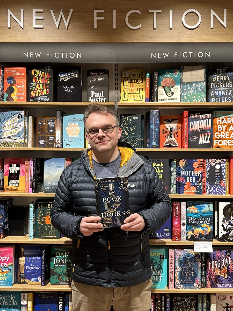 A quick visit to @WstonesEdinGyle at the very end of the day, and they were putting out a pile of books ahead of tomorrow’s publication date - the most we’ve seen so far! Now all signed…