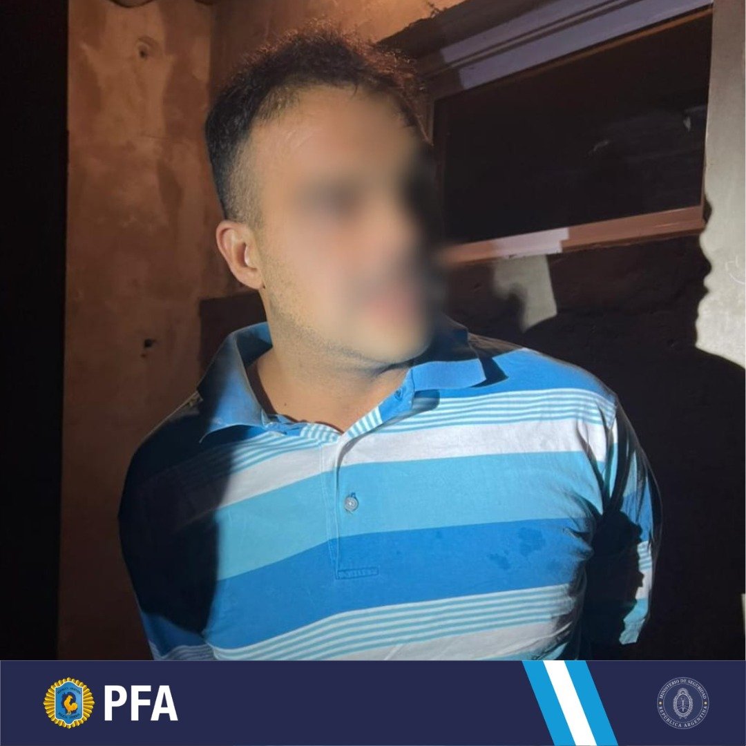 PFAOficial's tweet photo. #SantaFe | En el marco de la investigación vinculada a una plantación de cannabis en #ArroyoLeyes, realizamos tres allanamientos y capturamos a dos hombres, quienes se hallaban prófugos de la justicia. En el lugar, secuestramos una camioneta de alta gama. #SomosSeguridad🇦🇷 https://t.co/HpHAir8Qbd