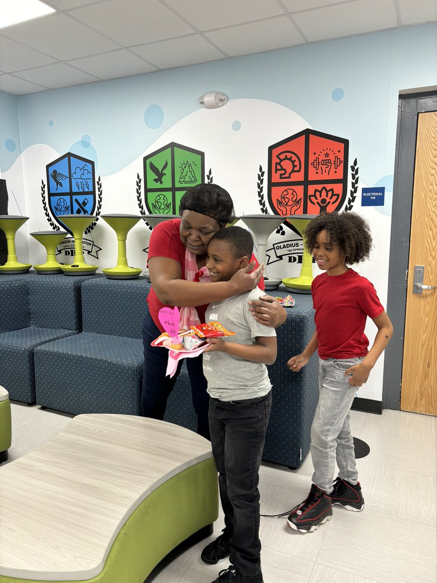 HybridPrep's tweet photo. @dallasschools @PrincipalLuSal We ❤️ our food &amp; nutrition workers! Thank you Ms. Linda and Ms. Linda² for everything you do! #DallasISDKind #DHPSharks #HybridLearning @dallasschools @PrincipalLuSal https://t.co/Waf8QtkqD4