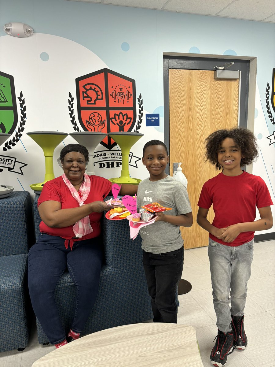 HybridPrep's tweet photo. @dallasschools @PrincipalLuSal We ❤️ our food &amp; nutrition workers! Thank you Ms. Linda and Ms. Linda² for everything you do! #DallasISDKind #DHPSharks #HybridLearning @dallasschools @PrincipalLuSal https://t.co/Waf8QtkqD4