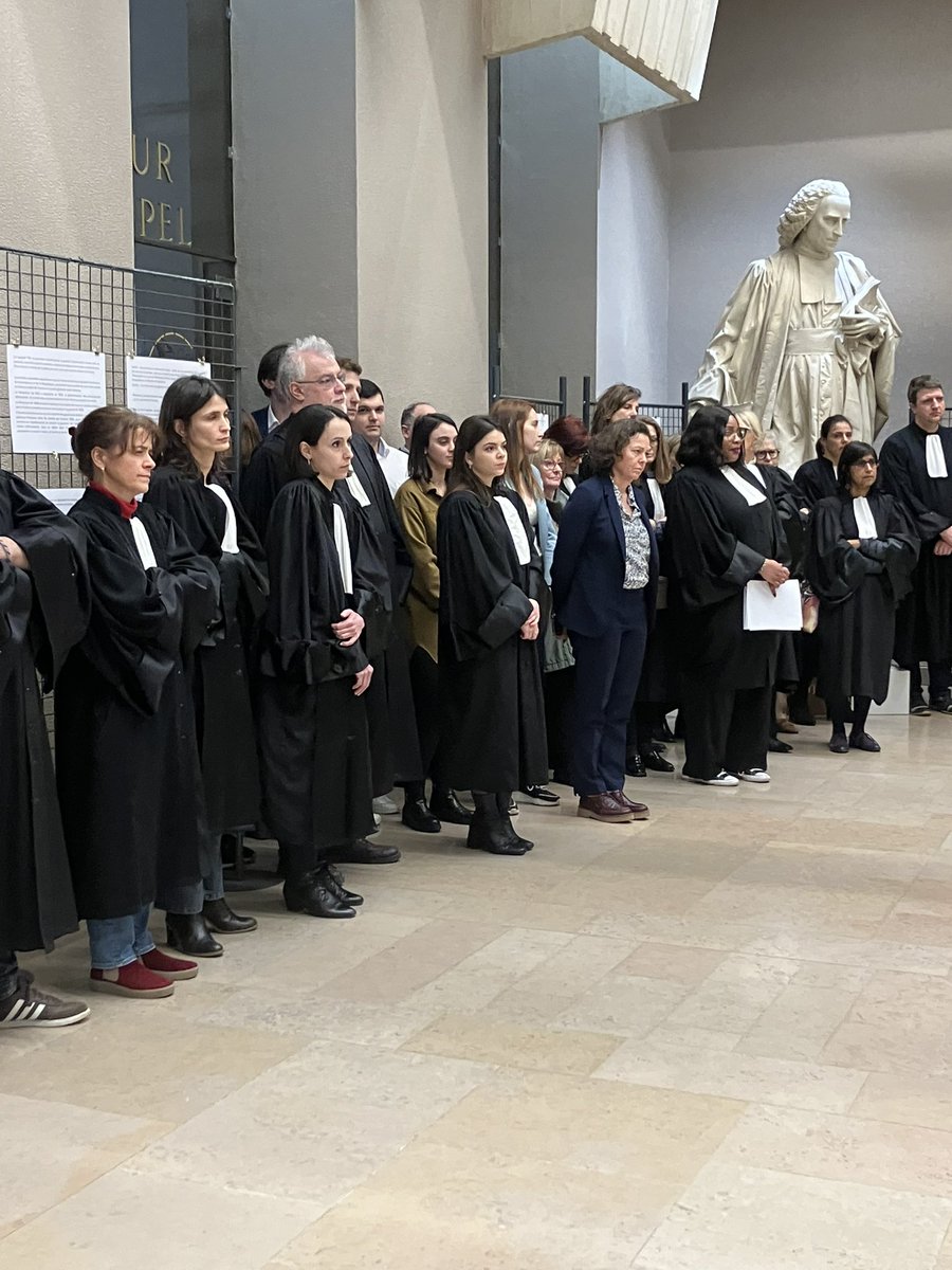 PG_orleans's tweet photo. Hommage à Monsieur Robert Badinter 
Hommage à l’immensité du travail accompli 

Abolition de la peine de mort / dépénalisation de l’homosexualité / Accompagnement des victimes 

Regard panoramique sur le fonctionnement de notre société 

@ProcOrleans https://t.co/y4PMJyrxbJ
