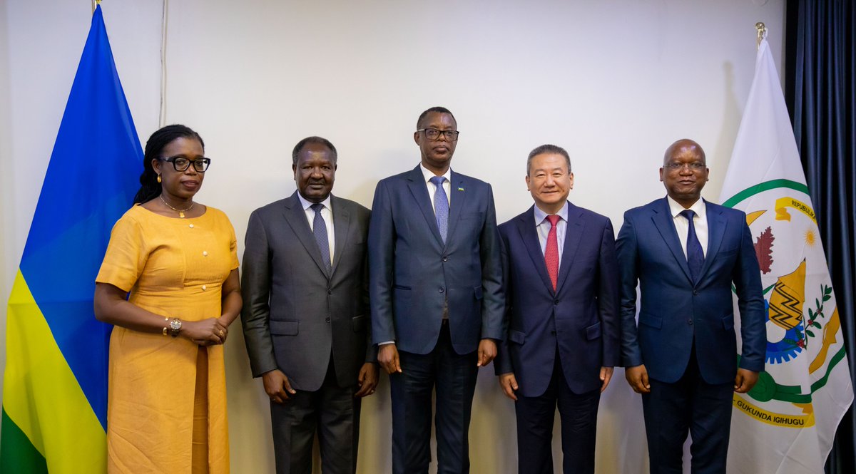 This afternoon, Minister of State @KabarebeJames together with Minister Juvenal Marizamunda @RwandaMoD met with UN Special envoys; Mr. Huang Xi @un_greatlakes and Abdou Abarry @UNOCA_NEWS. 

They discussed matters related to peace and security in the region.