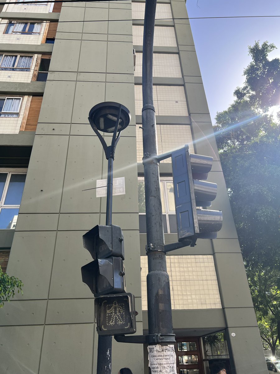 pachecogeorge's tweet photo. .@gcba Este chofer de tu gobierno casi hace mierda un semáforo peatonal, un imprudente y ni siquiera se para a revisar lo que hizo en un camión de la basura del gobierno de la ciudad. En Acoyte al 156 https://t.co/ztm7MpF8b3
