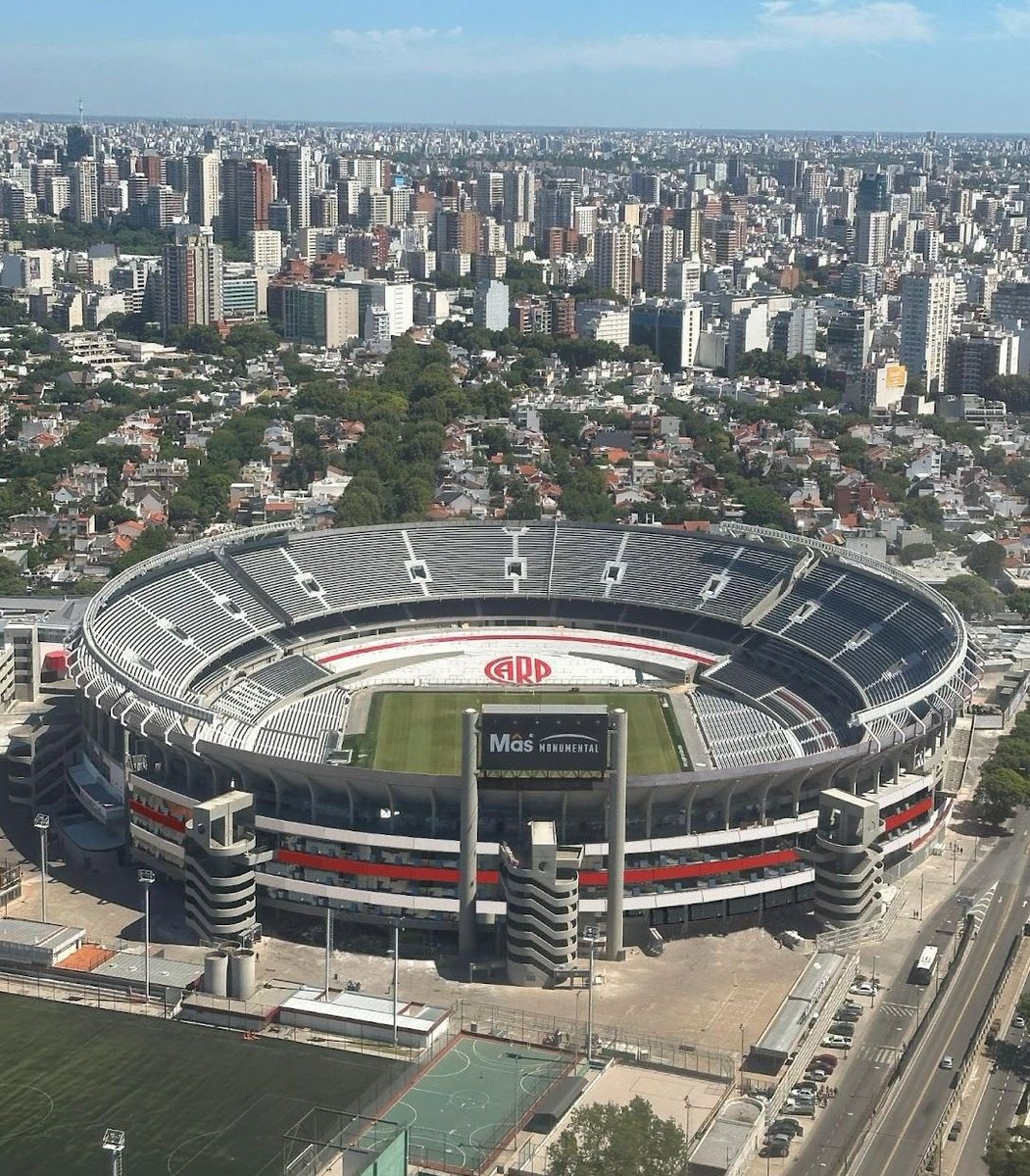 Es una verdadera maravilla. La envidia de todos los demás equipos que desearian poder tener algo asi. No existe nada igual en todo el país. Superior en todo sentido. Es perfecto. Es el Estadio Monumental. La casa de River Plate.