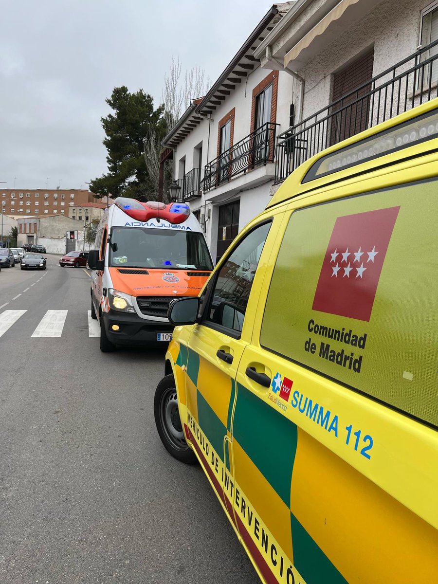 Pcnavalcarnero's tweet photo. Durante la guardia de hoy recibimos aviso de #Sumna por parada cardiorrespiratoria. A nuestra llegada junto al #VIR4, facultativo certifica el óbito. https://t.co/OxDQKnOPyR