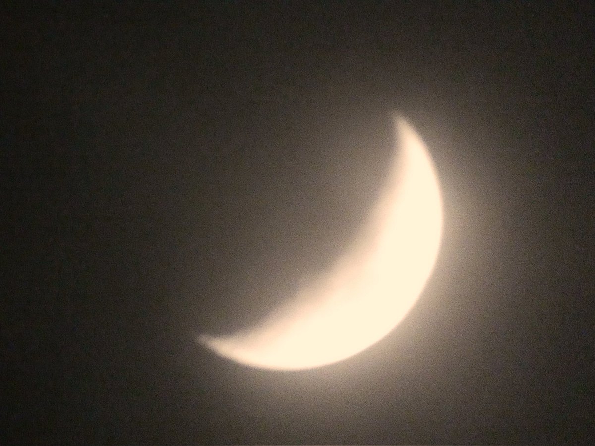 PeterLewis55's tweet photo. Normally I'd try to never post such poor photos but as it's #StValentine evening and I'm a  #MoonHour™️Ambassador who's a Moon Lover.... #StormHour #ThePhotoHour #HappyValentinesDay https://t.co/UfPDbZej7U
