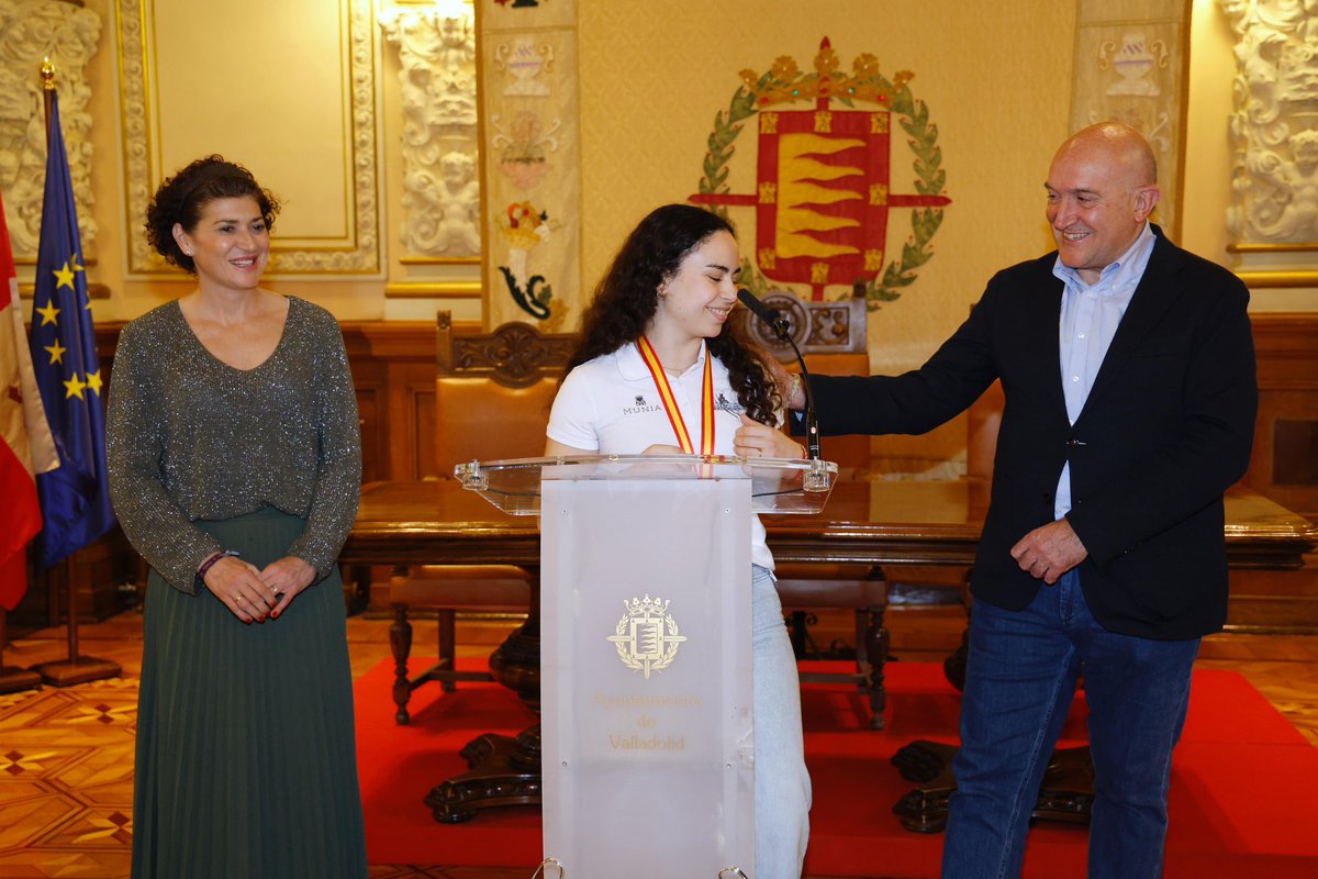 AyuntamientoVLL's tweet photo. 🗣️ El alcalde, @JesusJCarnero, recibe a las ‘Munia Panteras’ del @CPLValladolid en el Ayuntamiento tras conquistar la 🏆 Copa de la reina el pasado 4 de febrero”:
“Hay que venir otra vez este año. Ya tenemos la #CopaDeLaReina, y ahora nos vamos a por la Liga”.
#panteras #cplv https://t.co/lvGBKZxJug